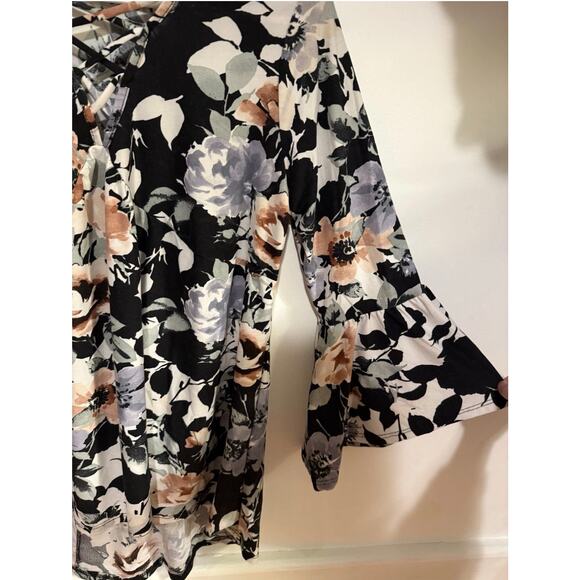 Try ! This Womens Dark Floral Grunge Bell Sleeve Top w Criss Cross Size XL, Boho - Picture 2 of 8
